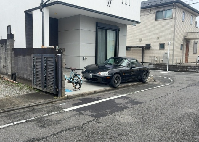 床下換気口は、床下に湿気がこもることを防ぎ、効果的に換気を行うために設置されています。床下換気口が設置されていない建物は、基礎パッキング工法などにより換気を行なっています。詳細は現地でご確認ください。