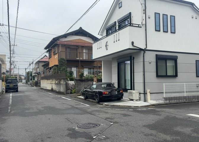 南側道路の場合は長い時間光を入れ込むことができるため、庭やリビングを道路側に持ってくることが多く土地価格も高い傾向にあります。一方北側道路だとリビングや庭が南側になりプライバシーを守ることができます。