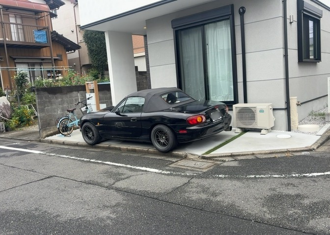 車一台あたりに必要なスペースは、標準サイズの普通自動車で横幅2m50cm、長さ5mは必要になります。ただし、乗降のことも考慮して横幅3m30cm、長さ5m50cmほどは確保できるところを選びましょう。