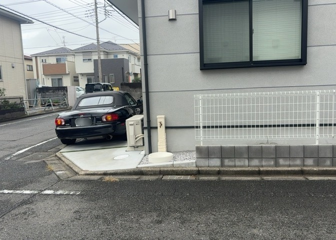 庭のある家に住むことのメリットとして、子どもたちの遊び場を確保できること、ガーデニングや家庭菜園を楽しめること、明るさを確保できることがあります。また、配置を工夫することでプライバシーが確保できます。