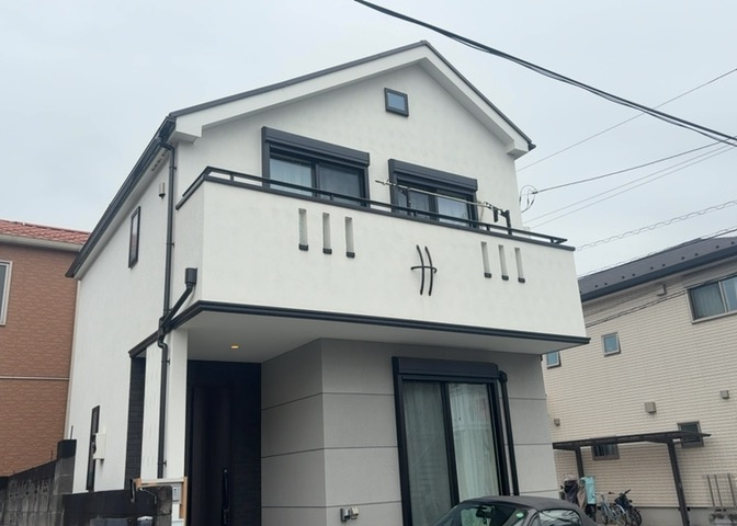 バルコニーは、建物内から室外へ楽に出入りできる便利なスペースです。また、バルコニーには手すりを付けることが義務付けられており、手すりの高さは110cm以上で施工することが建築基準法で定められています。