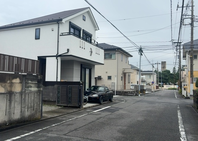 住宅用の土地では前面道路に2m以上接していなければならないと法律で定められています。しかし、お持ちの車のサイズやライフスタイルなどにより、2mでは利便が悪い場合もございますので、事前に確認しましょう。