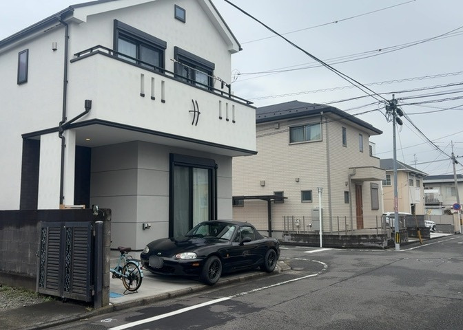 道幅が広い場所は日当たりや風通が良好です。幅が広いのですれ違いも可能ですし大きな車でも駐車可能！一方で、大型車が通ることも多くなるため交通量の増加により騒音に繋がります。また土地の値段が高くなります。