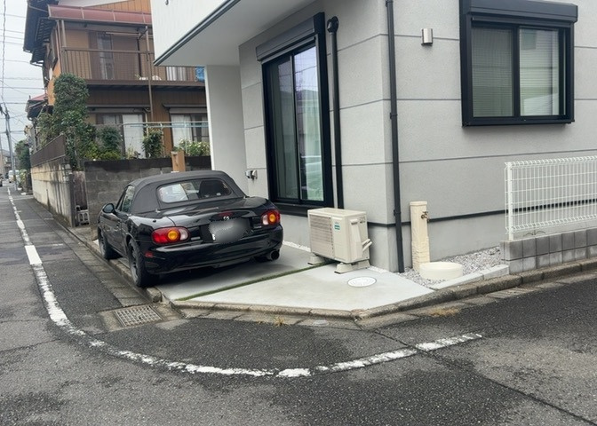 駐車場と明記されていても、最小スペースでつくられた駐車場だと大型車は駐車できなかったり、出入りしにくくなったりする可能性があります。お車のサイズと購入したい物件の駐車場のサイズを現地で確認しましょう。