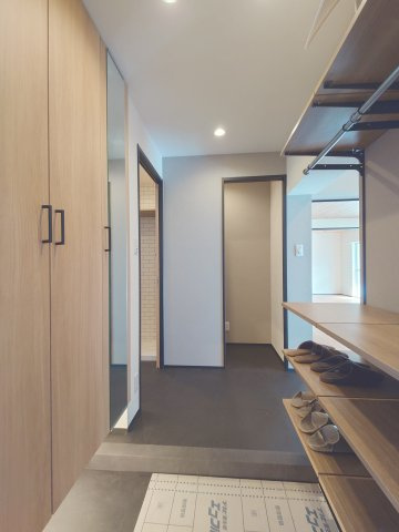 全身チェックができる姿見付きです。