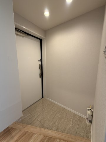宅配等の受け取りの際にも、室内が見えない玄関で、防犯面も安心。　