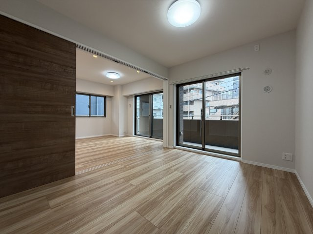 LD横の洋室は、扉を開けて解放感ある空間に。　