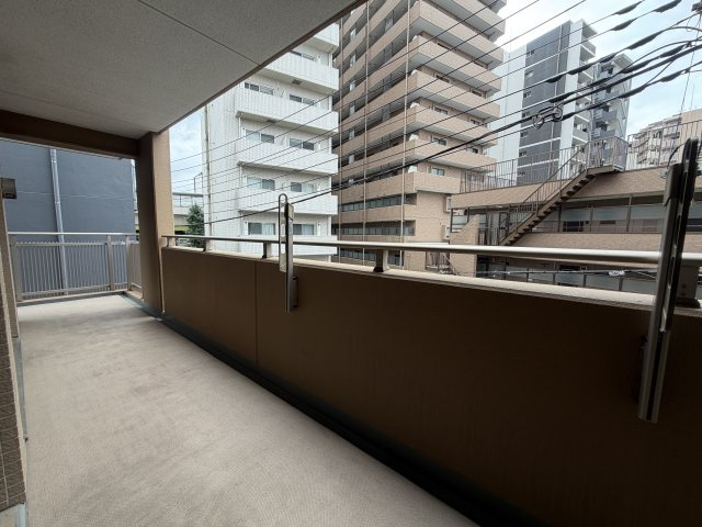 奥行のあるワイドバルコニーは、小さなビニールプールを置いてお子様の水遊びにも。　
