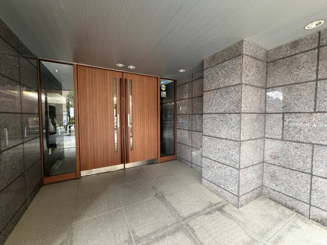 マンションの顔でもある、高級感漂うエントランス。　