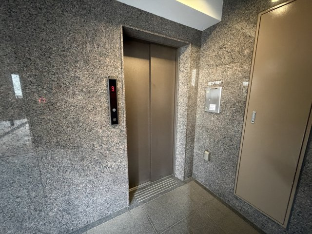 重たい荷物を持っていても、エレベーターがあれば安心です。　