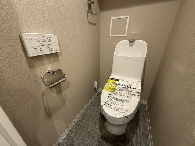 温水洗浄便座付きの清潔感あるトイレは、落ち着いた空間に。　