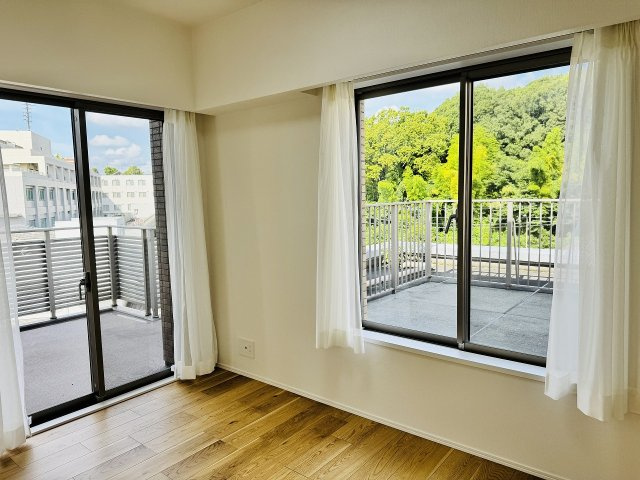 ～リビングに隣接している5.4帖の洋室　2面採光で明るく風通しの良いお部屋です～