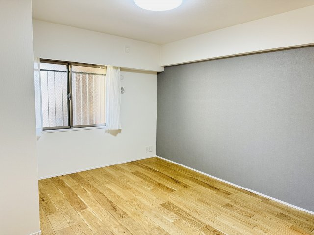 ～8.3帖の主寝室　ベッドなど大型家具のレイアウトもしやすい広さです～