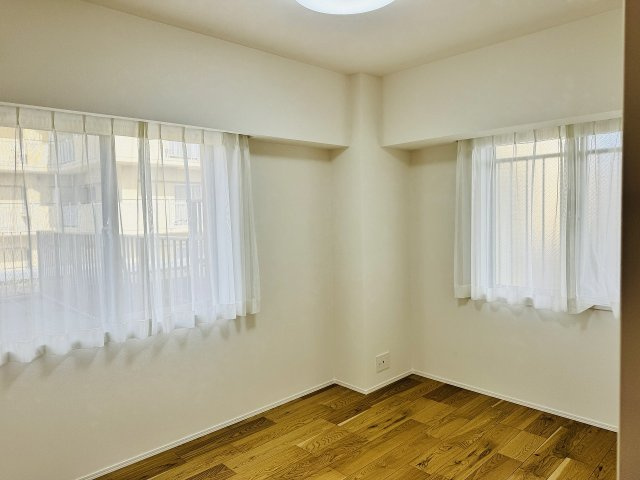 ～6.0帖の洋室　2面採光で明るく風通しの良いお部屋です～