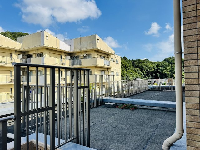 ～広々としたルーフバルコニー　洗濯物や布団をたくさん干せそうです～