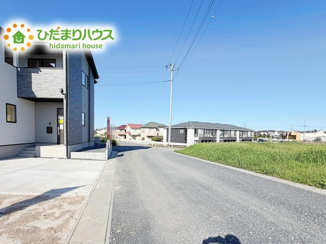 前面道路が広々のため駐車も楽々です！