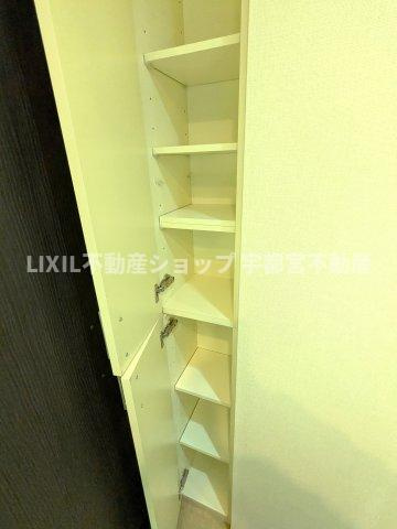 洗面室のリネン庫です。タオルや着替えを収納するのにお役立ちです
