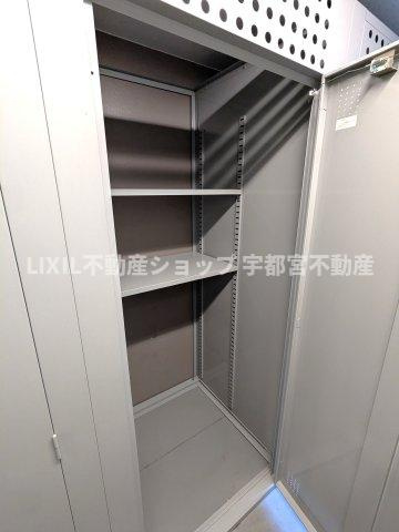 トランクルームです。タイヤやアウトドア用品が余裕で入る広さがございます。