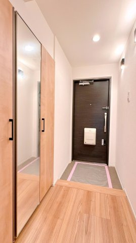 【玄関】玄関には大型のシューズクローゼットを設置しておりますのでいつでもスッキリりとした空間を保てます。玄関周りを清潔に使うのはとても大事なことですよね。