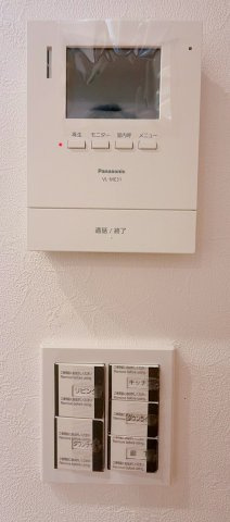 【モニターホン】誰が来たかすぐにわかるカラーモニター付きインターホン。通話ボタンを押すまでは室内の音は漏れていませんので相手を確かめてから応対できます。