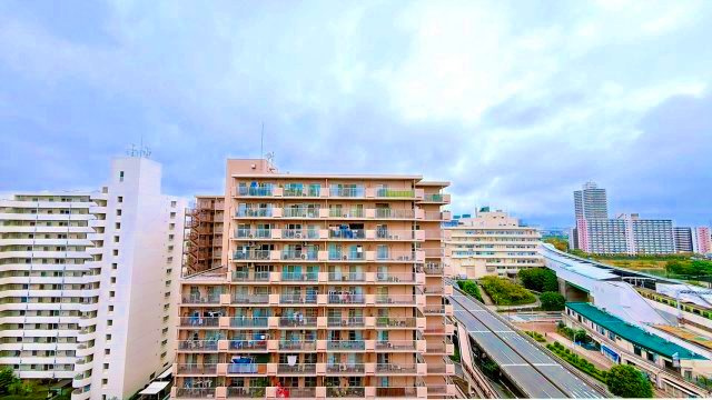 手を伸ばせば、ふれることが出来そうな環境が、そのままインテリアになったような印象です。その豊かな眺望にふさわしい空間には、通風・採光にも優れ、心地よい光と風があふれています