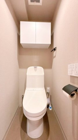 【トイレ】　収納スペースをしっかりと確保した温水洗浄便座機能付きトイレ。温水洗浄便座は清潔にお使いいただくための大切なアイテムです。