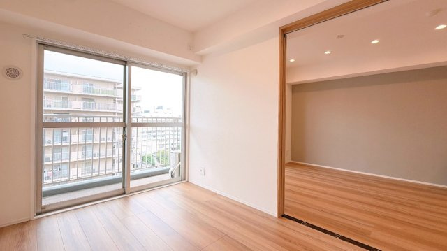 【洋室】快適に過ごす条件は、一人ひとり違います。だからこそ飾り過ぎないシンプルな内装と偏り過ぎないデザインで統一しております。居住していく中でオーナー様だけの【マイホーム】に創り上げて下さい