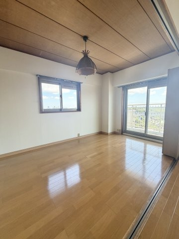 【洋室】リビング横の洋室7帖。角部屋のため2面採光で明るいお部屋