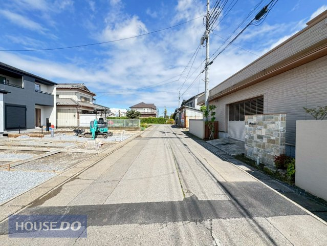 【前面道路】駐車や切り返しも楽々6ｍ道路です♪周辺環境は大切な要素ですので、道幅や駐車など、現地でしっかりとご説明させていただきます。