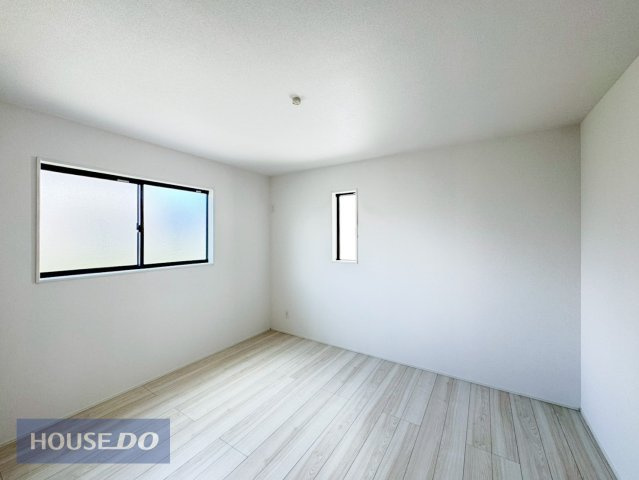 【洋室】陽当たりや通風が心地よい洋室♪バリアフリー仕様で段差を気にせずに生活できます。フローリング床のお掃除は掃除機がけと乾拭きでオッケー！