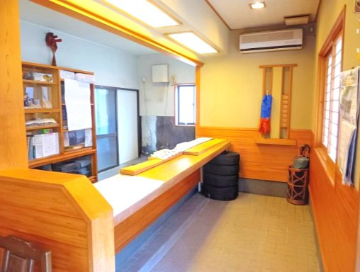 落ち着きのある木製カウンターはイスを置けばすぐにでもお店の雰囲気になります！