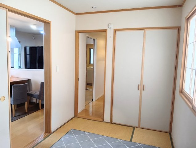 1階和室：リビングや玄関ホールにもつながっています。押入もあります。