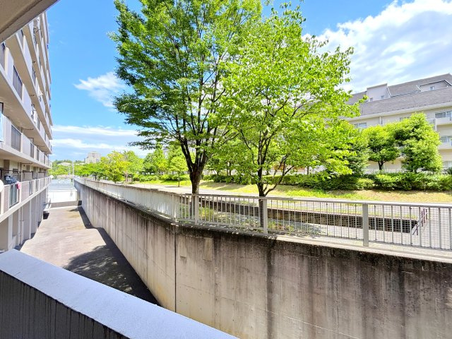 所在階が1階でも、歩道との間にはスペースがあり、防犯面でも安心♪