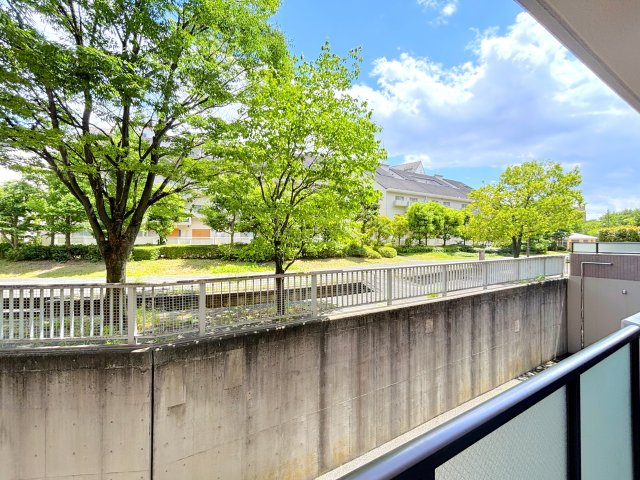 所在階が1階でも、歩道との間にはスペースがあり、防犯面でも安心♪