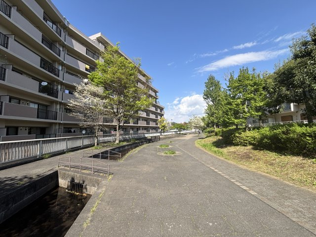 せせらぎ通り遊歩道に隣接しており、自然公園『長池公園』まで小川のせせらぎを楽しみながらお散歩が出来ます♪