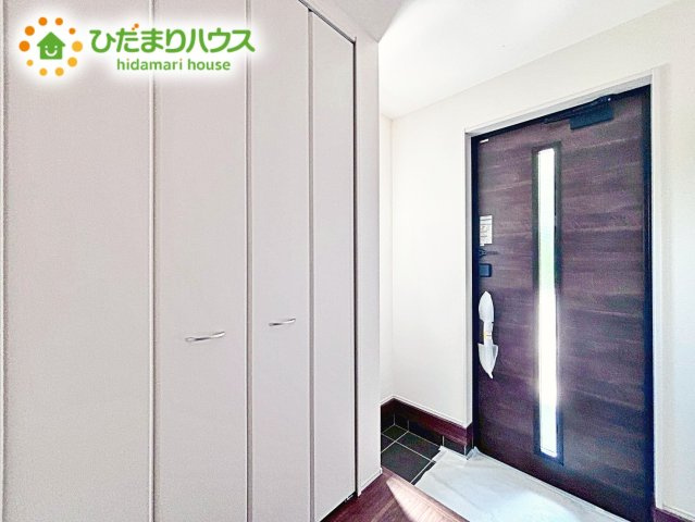 明るい光が差し込む玄関スペース。たっぷり収納と清潔感のある空間設計で、毎日の出入りが快適に。
