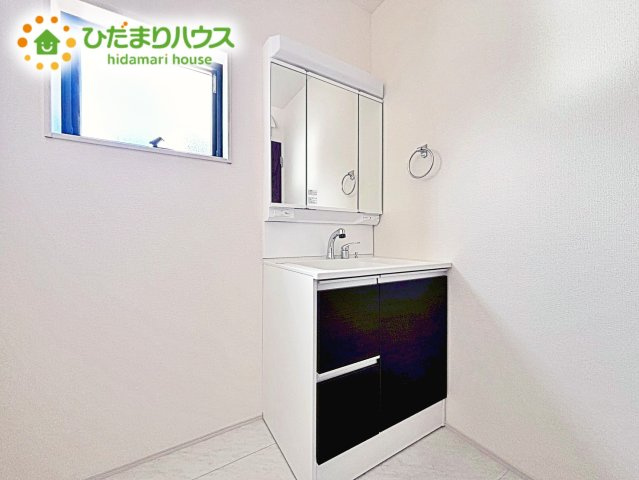 シンプルなデザインで明るく、使いやすい洗面所は、収納もたっぷり！清潔感もあり毎日の準備が気持ちよくできる空間になります。