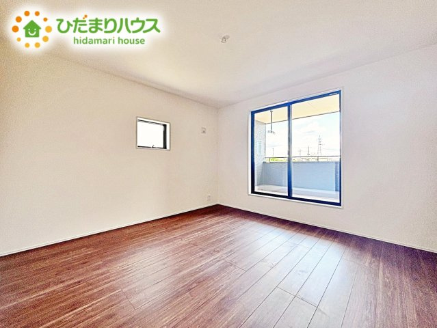バルコニーに面していて、たっぷり光りの入る明るい主寝室です！