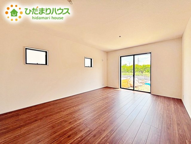 家族との大切な時間を多く過ごすリビング。ゆったりとした広さのある空間で会話も弾みます♪大きい窓からは明るい日差しが差し込みます。居心地の良いリビングでおうち時間を楽しんで！