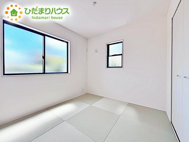 リビングに隣接した和室は収納もしっかりと確保されています！