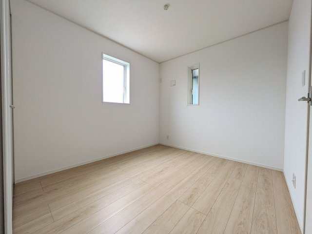 ～2階4.8帖の洋室　2面採光で明るく風通しの良いお部屋です～