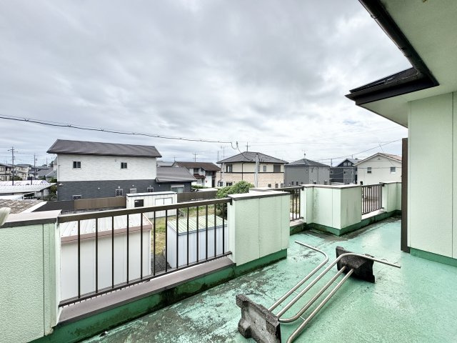 広々としたバルコニー☆晴れた日には、沢山のお洗濯物や家族全員分のお布団を、気持ち良く干せますね?