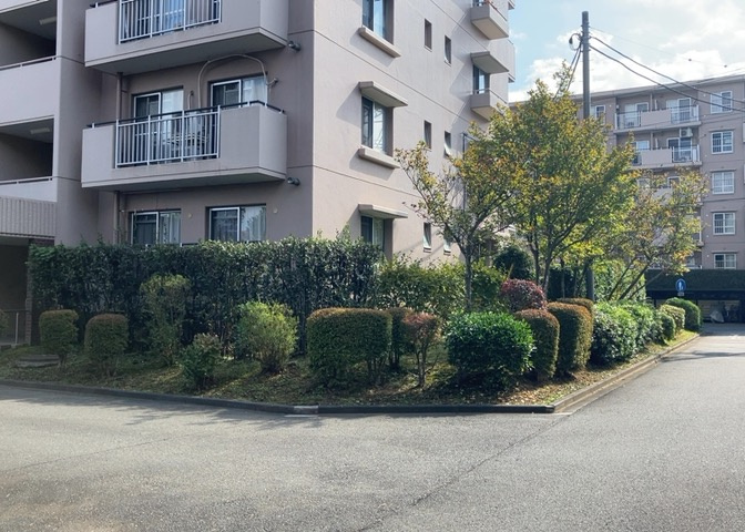 物件によっては、入居者が個人的に使用できる専用庭がついているものもあります。また、住宅の中にある土間の部分を庭と呼ぶこともあります。庭の用途は住む人によって変わり、それによってデザインもさまざまです。