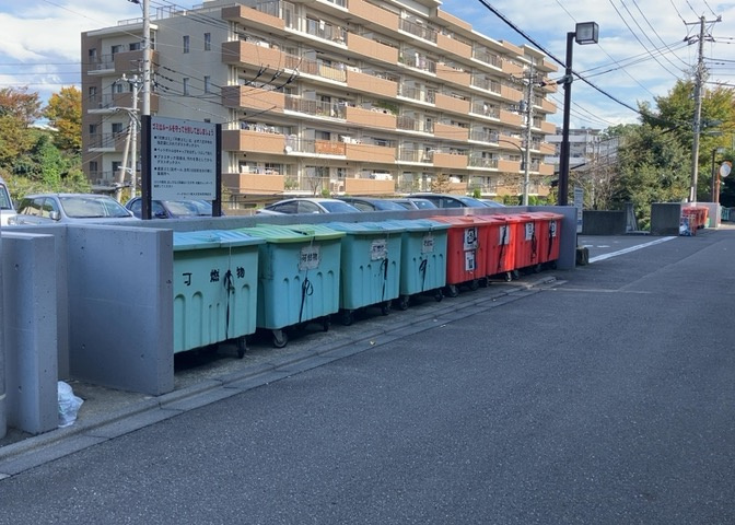 共有部分は、住民なら誰もが使える設備のこと。例えば駐車場やエレベーター、インターネット設備、セキュリティ設備などがあります。他にも、マンションの廊下・外部階段やエントランス・ゴミ置き場などがあります。