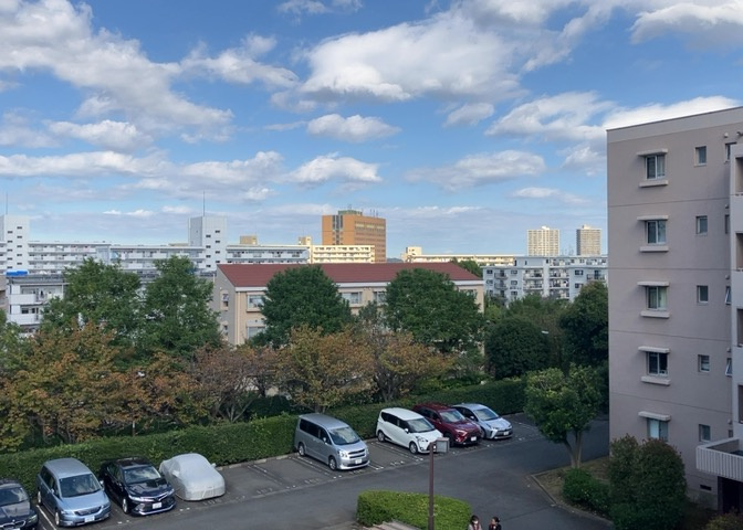 眺望を気にして物件を探す場合、前面に建物が建っていないか現地で確認しましょう！前面に建物があると景色はもちろん、日当たりや風通しにも影響が出てきます。住んだ時のことを想像しながら現地見学をしましょう。