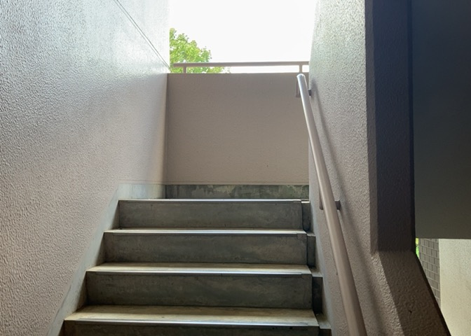 共用部分は、一棟の建物に住む区分所有者全員が共同で所有するとし、共用部分の管理、補修などは、区分所有者で形成される管理組合が行います。個人の判断で勝手に変更することはできませんので覚えておきましょう。