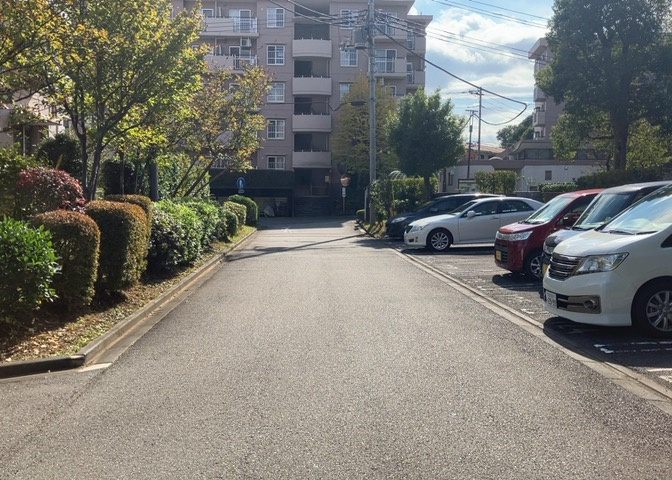 マンションの駐輪場は、事前に空きがあるか確認を取ると安心です。せっかく入居したのに駐輪スペースがない！なんてことになったら大変ですよね。そこで、内見時や購入前にはまず事前に確認しておくと良いでしょう。