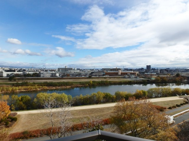 8階洋室のバルコニーから武庫川を望む眺望。