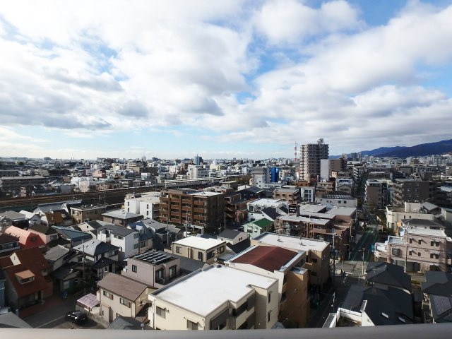 9階リビングの南西側バルコニーからＪＲ神戸線「甲子園口」駅方面を望む眺望。