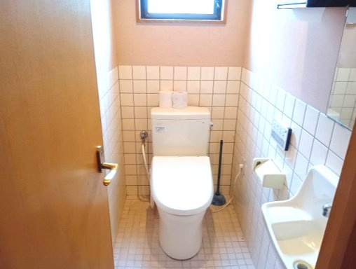1階トイレは温泉洗浄機があり、窓から光が差し込んでむ明るい空間です！